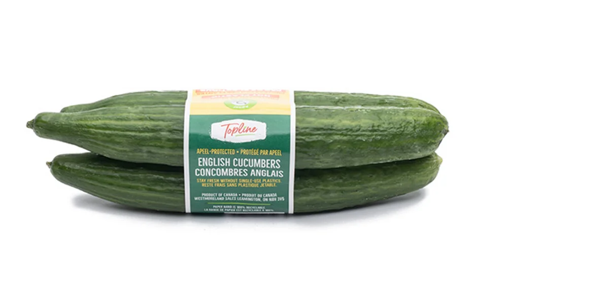 Gebundelde komkommers met een bedrukte banderol